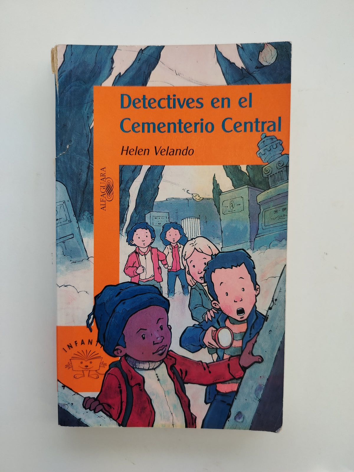 DETECTIVES EN EL CEMENTERIO CENTRAL - HELEN VELANDO