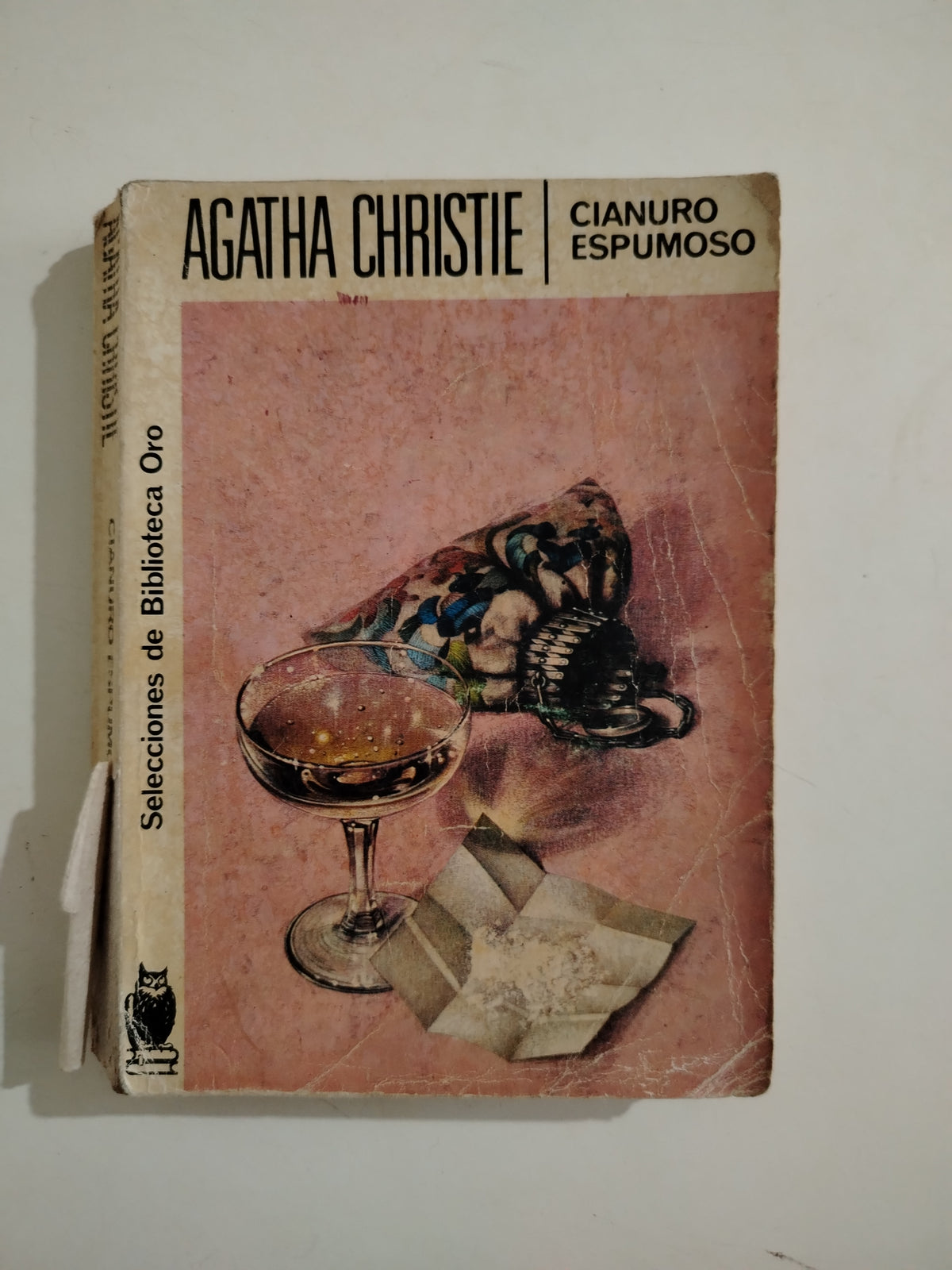 CIANURO ESPUMOSO - AGATHA CHRISTIE