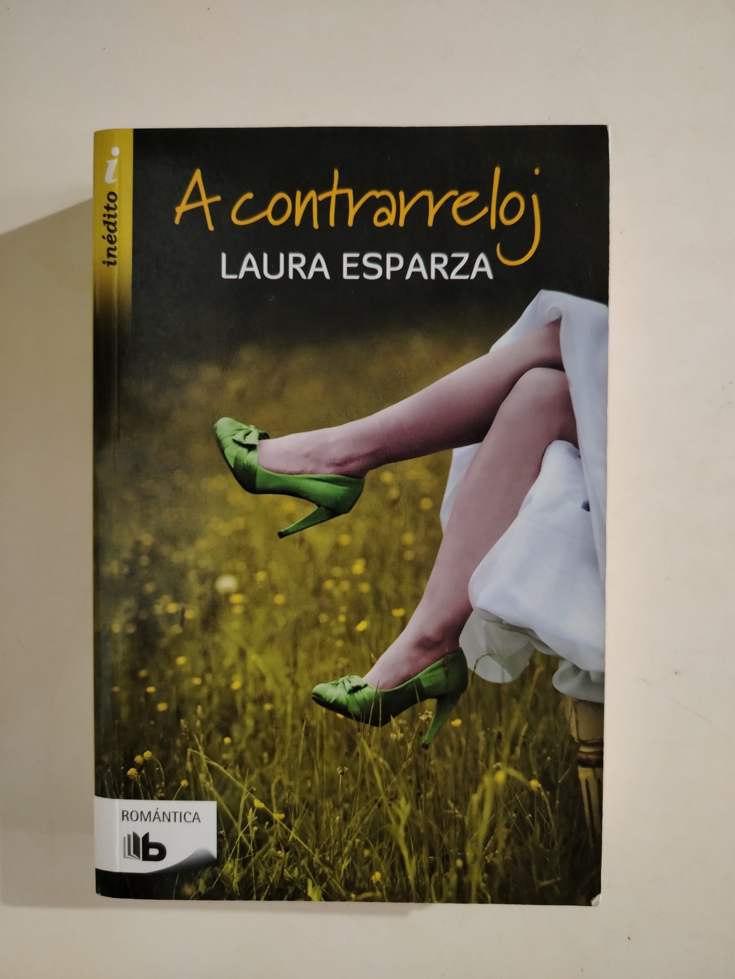 A CONTRARELOJ - LAURA ESPARZA
